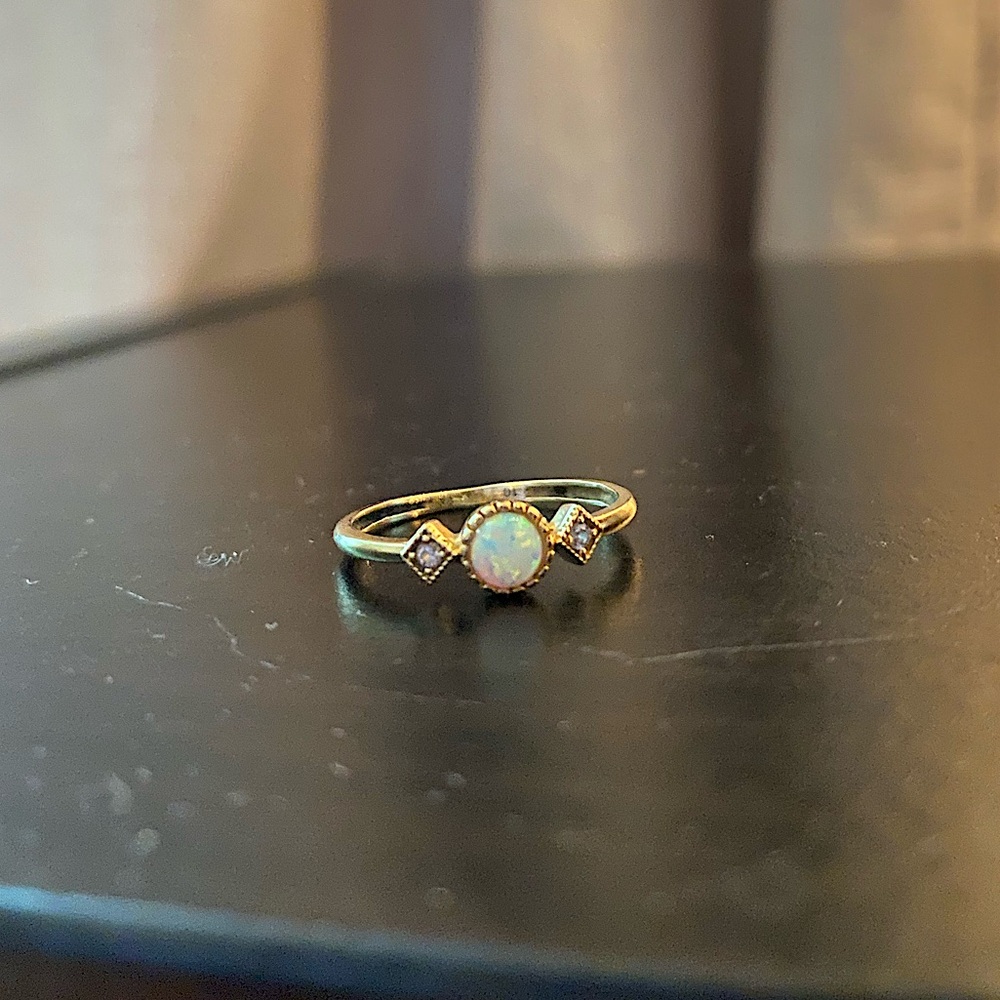 Mother of Pearl 14k Gold Ring / Size 6